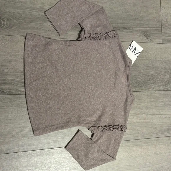 Girls' Ruffle Sleeve Top in Gray - Picture 4 of 4